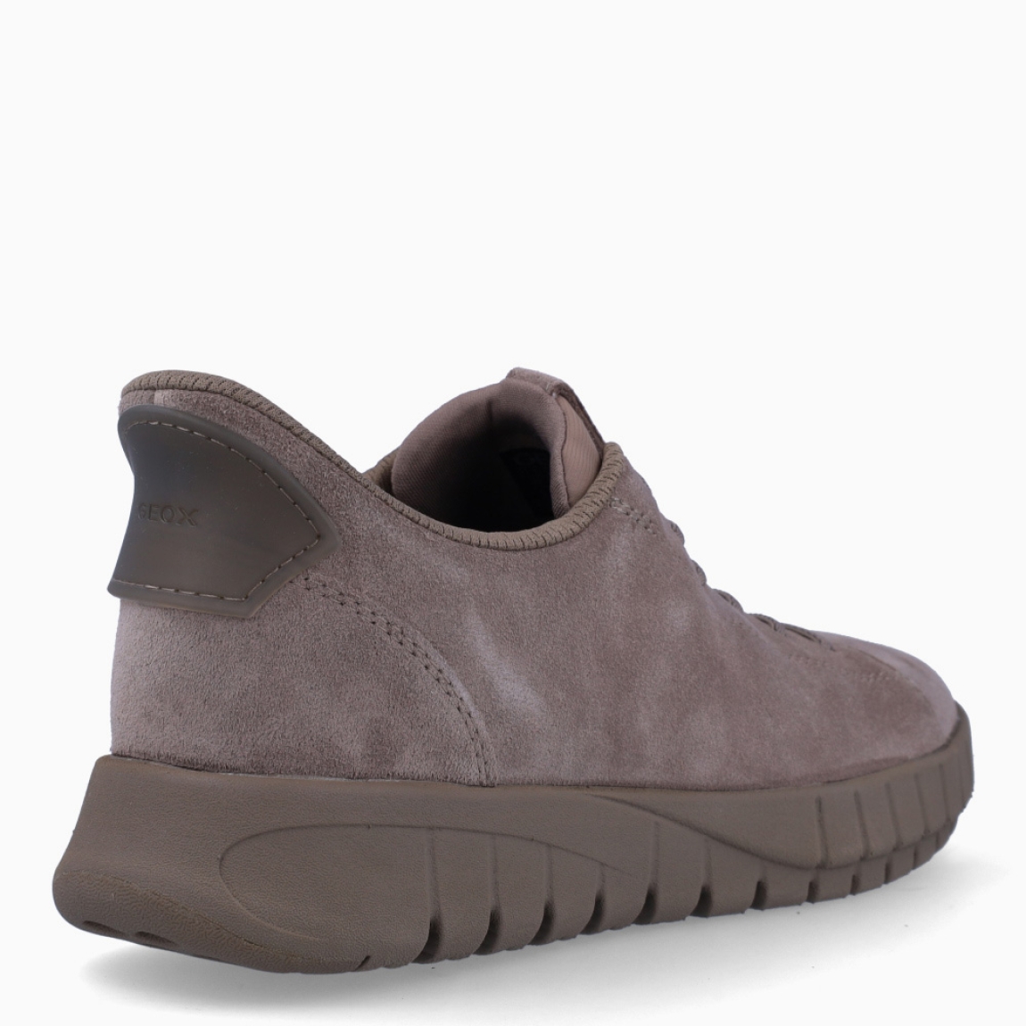 Deportiva clásica de la marca Geox, modelo ERICA. Exterior en ante color taupe. Interior en textil de color marrón. Cierre con cordones. Suela de goma de 2 cm de plataforma. Plantilla desmontable es práctica e higiénica, garantizando la máxima comodidad. ERICA se propone como una revolución del concepto de deportiva, por su excelente nivel de comodidad y amortiguación. Un modelo de estilo emblemático para quienes aman distinguirse pero no quieren renunciar al confort.