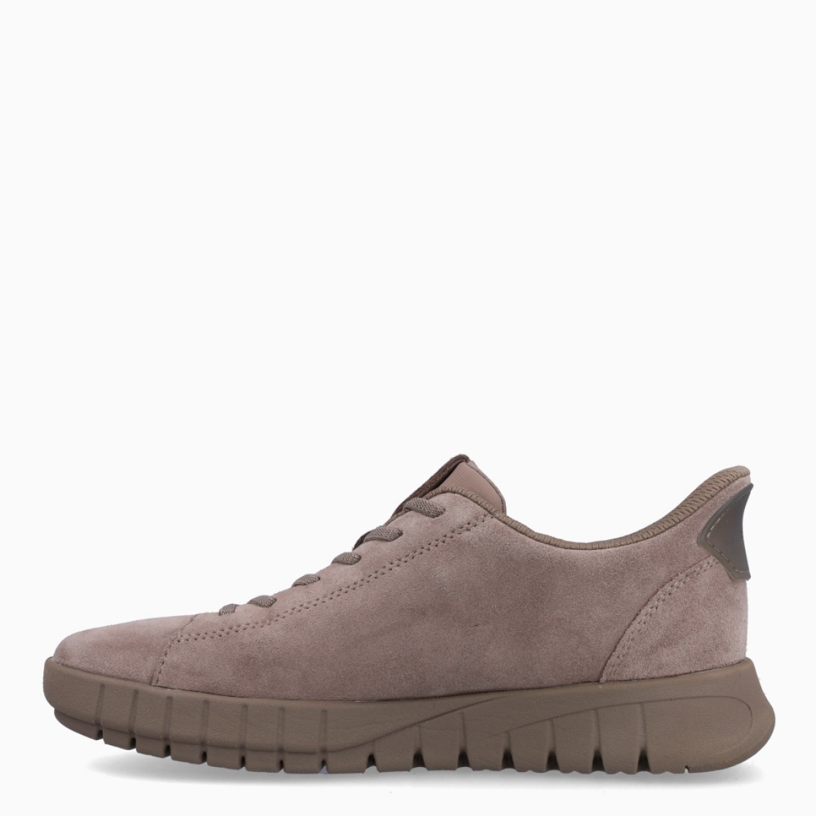 Deportiva clásica de la marca Geox, modelo ERICA. Exterior en ante color taupe. Interior en textil de color marrón. Cierre con cordones. Suela de goma de 2 cm de plataforma. Plantilla desmontable es práctica e higiénica, garantizando la máxima comodidad. ERICA se propone como una revolución del concepto de deportiva, por su excelente nivel de comodidad y amortiguación. Un modelo de estilo emblemático para quienes aman distinguirse pero no quieren renunciar al confort.