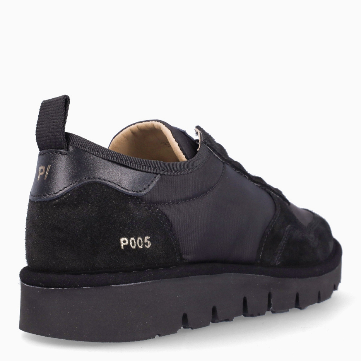 Deportivas de la marca Panchic, modelo P16. Exterior de las deportivas en naylon color negro. Interior de las deportivas en textil de color beig. Cierre de las deportivas Panchic con cordones elácticos color negro. Plantilla acolchada y extraíble para máxima comodidad. Puntera de las deportivas de ante. Cuña de las deportivas Panchic de 3cm de altura. Estas deportivas Panchic P16, son un complementio indispensable y clásico en tu armario.
