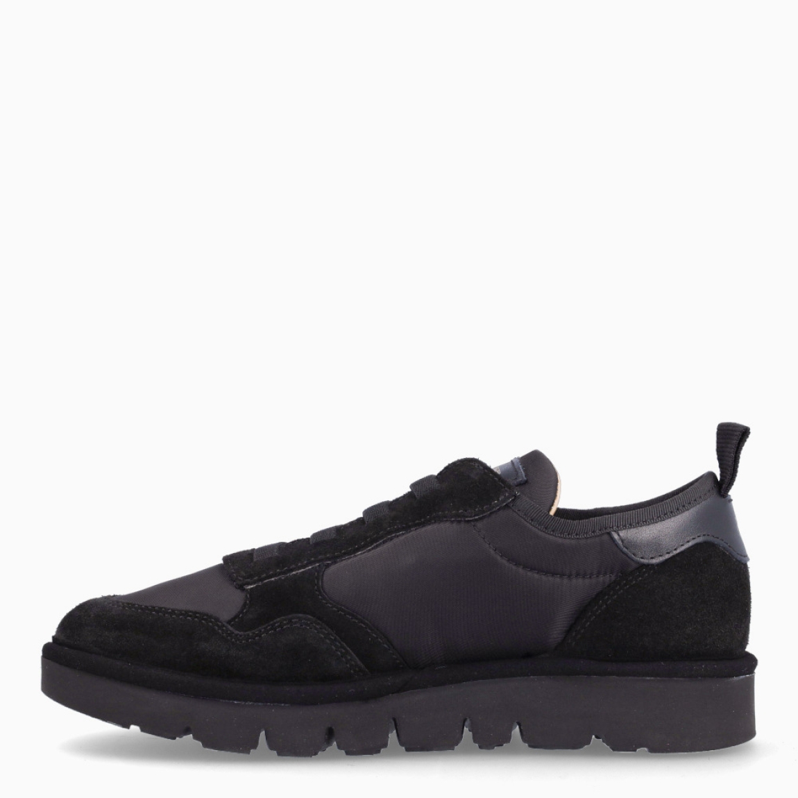 Deportivas de la marca Panchic, modelo P16. Exterior de las deportivas en naylon color negro. Interior de las deportivas en textil de color beig. Cierre de las deportivas Panchic con cordones elácticos color negro. Plantilla acolchada y extraíble para máxima comodidad. Puntera de las deportivas de ante. Cuña de las deportivas Panchic de 3cm de altura. Estas deportivas Panchic P16, son un complementio indispensable y clásico en tu armario.