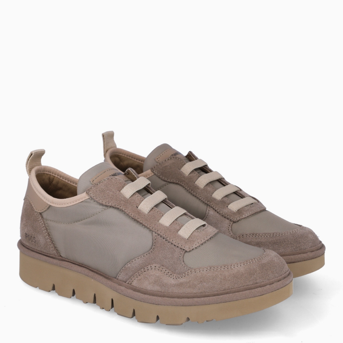 Deportivas de la marca Panchic, modelo P16. Exterior de las deportivas en ante color taupe. Interior de las deportivas en textil de color beig. Cierre de las deportivas Panchic con cordones elásticos color taupe. Plantilla acolchada y extraíble para máxima comodidad. Puntera de las deportivas de ante. Cuña de las deportivas Panchic de 3cm de altura. Estas deportivas Panchic P16, son un complementio indispensable y clásico en tu armario.