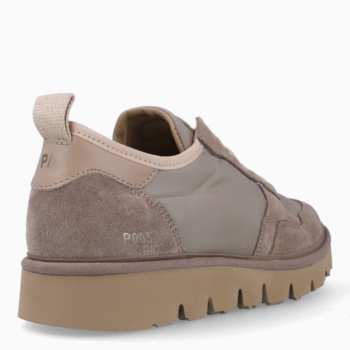 Deportivas de la marca Panchic, modelo P16. Exterior de las deportivas en ante color taupe. Interior de las deportivas en textil de color beig. Cierre de las deportivas Panchic con cordones elásticos color taupe. Plantilla acolchada y extraíble para máxima comodidad. Puntera de las deportivas de ante. Cuña de las deportivas Panchic de 3cm de altura. Estas deportivas Panchic P16, son un complementio indispensable y clásico en tu armario.