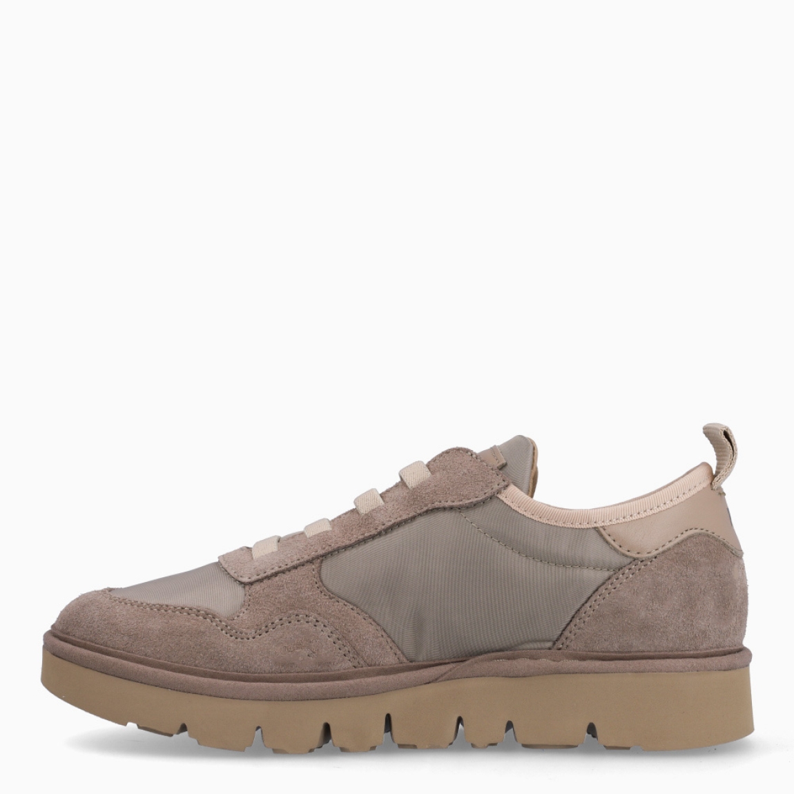 Deportivas de la marca Panchic, modelo P16. Exterior de las deportivas en ante color taupe. Interior de las deportivas en textil de color beig. Cierre de las deportivas Panchic con cordones elásticos color taupe. Plantilla acolchada y extraíble para máxima comodidad. Puntera de las deportivas de ante. Cuña de las deportivas Panchic de 3cm de altura. Estas deportivas Panchic P16, son un complementio indispensable y clásico en tu armario.