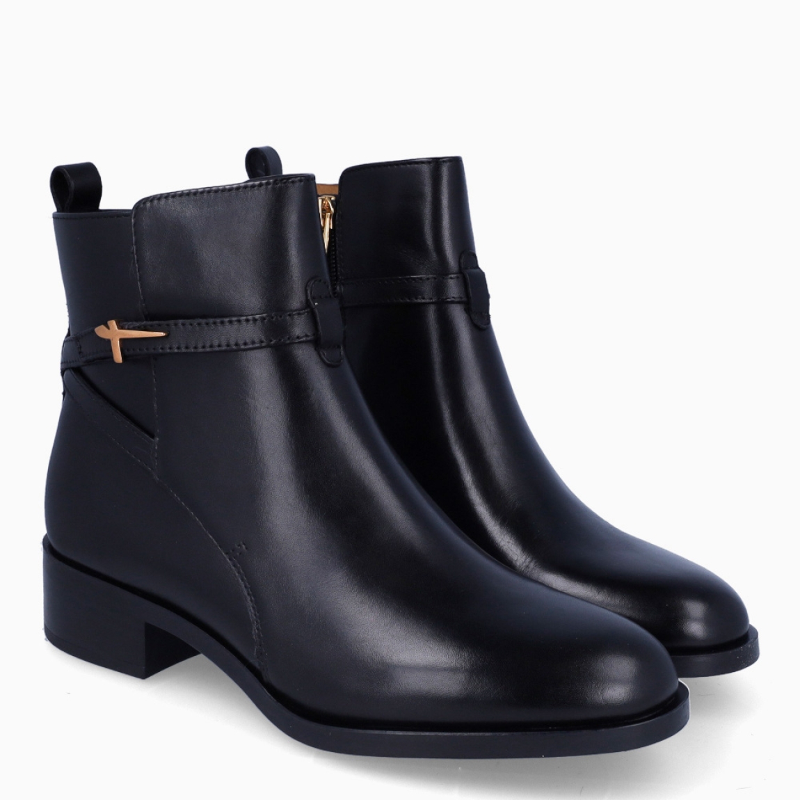 Botines de la marca Tamaris, modelo SALMA. Exterior en piel color negro con punta redonda. Interior en piel color negro. Botines con cierre de cremallera y cuña de 3cm de altura. Estos botines Tamaris SALMA son clásico que no debe faltar en tu armario!