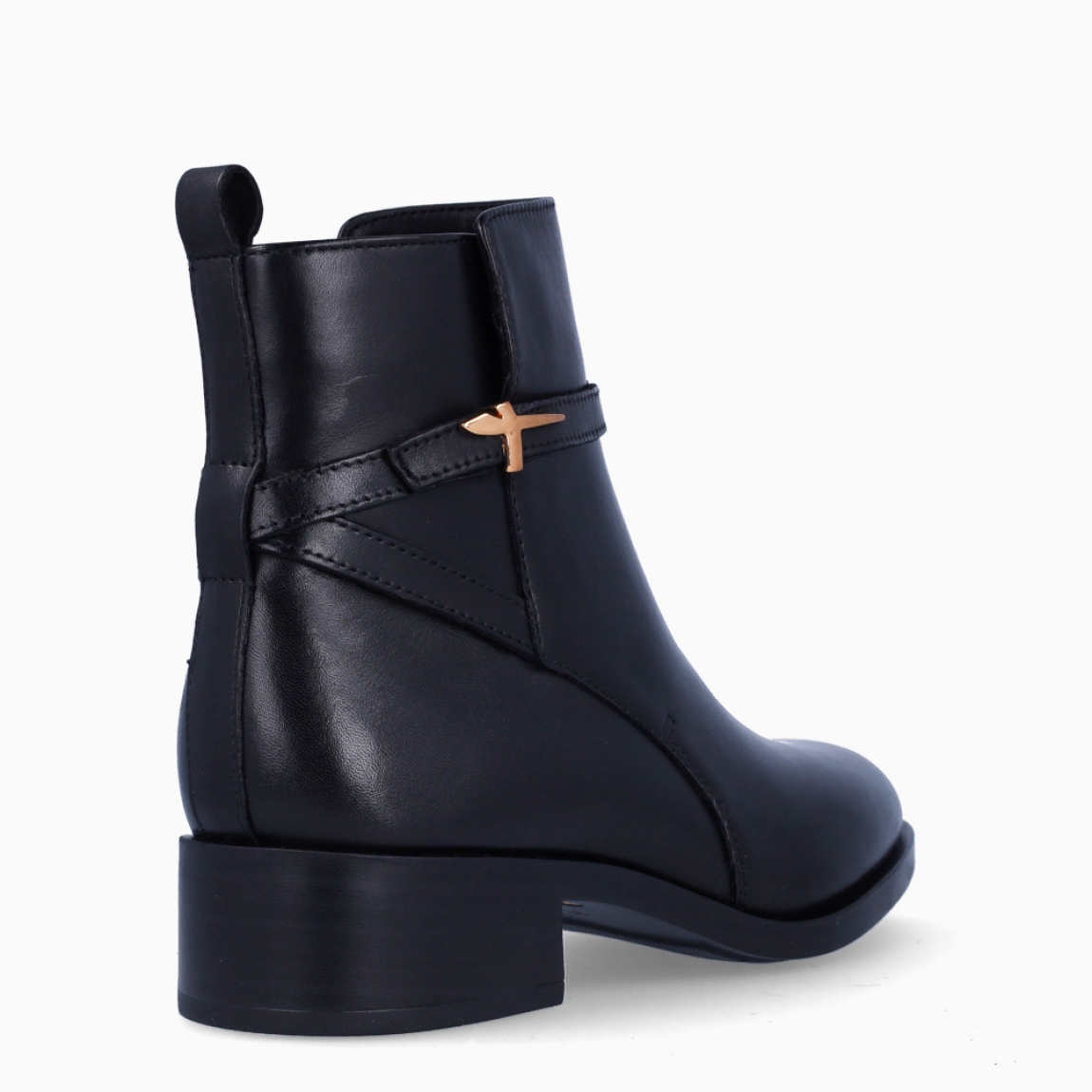 Botines de la marca Tamaris, modelo SALMA. Exterior en piel color negro con punta redonda. Interior en piel color negro. Botines con cierre de cremallera y cuña de 3cm de altura. Estos botines Tamaris SALMA son clásico que no debe faltar en tu armario!