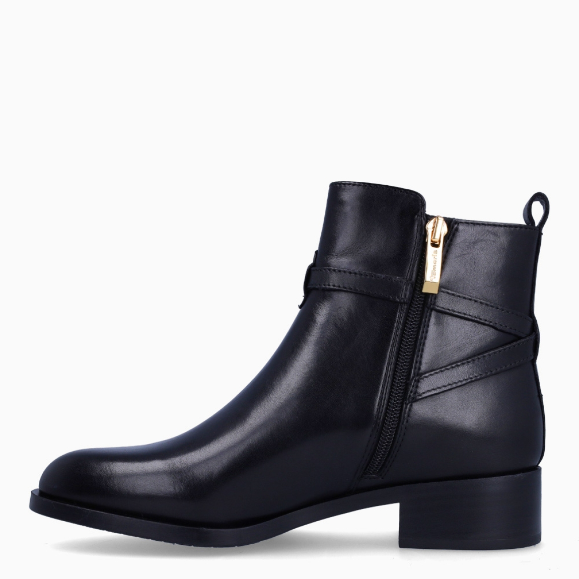 Botines de la marca Tamaris, modelo SALMA. Exterior en piel color negro con punta redonda. Interior en piel color negro. Botines con cierre de cremallera y cuña de 3cm de altura. Estos botines Tamaris SALMA son clásico que no debe faltar en tu armario!