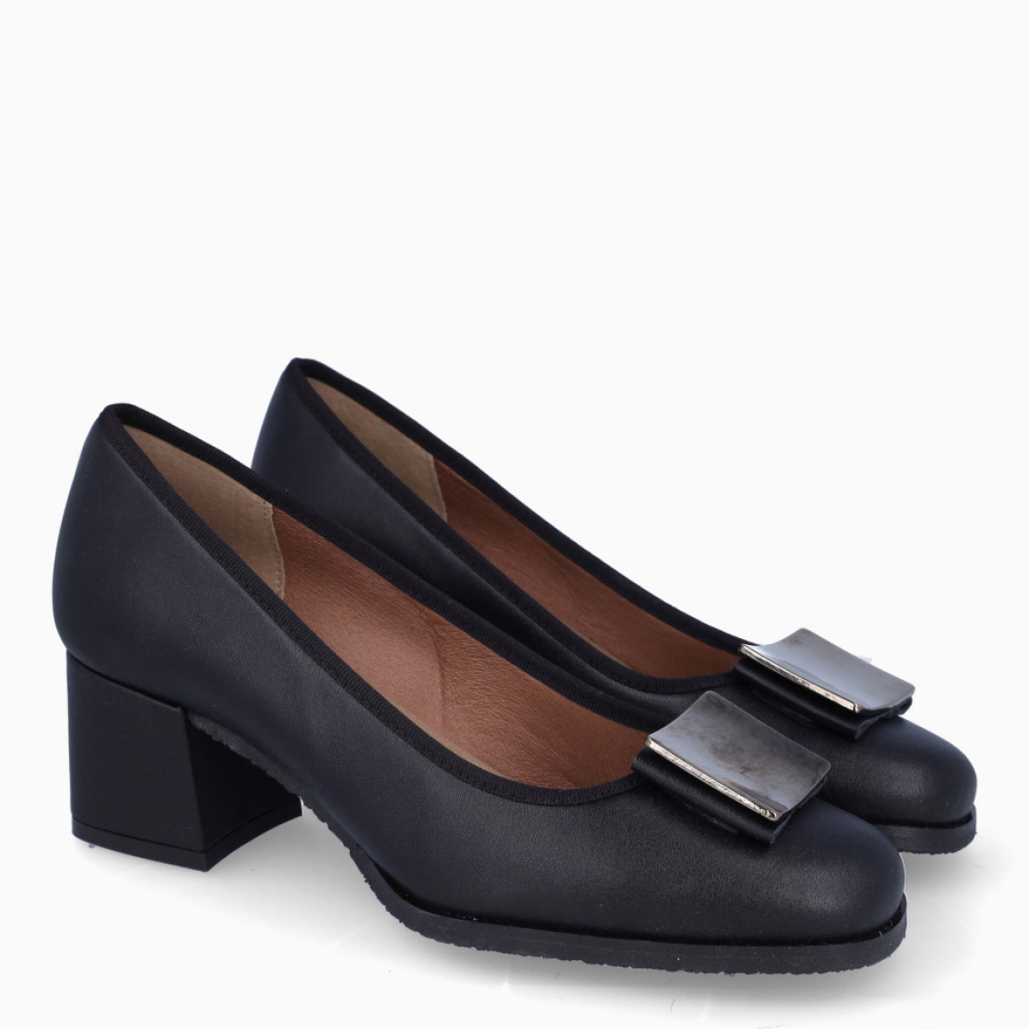 Salones de la marca Munne, modelo LOREN. Exterior en piel color negro con adorno metal en la pala. Interior en piel color nude. Suela con tacon de 4cm de altura. Estos salones Munne LOREN son unos clasicos, ideales para elevar tus looks!