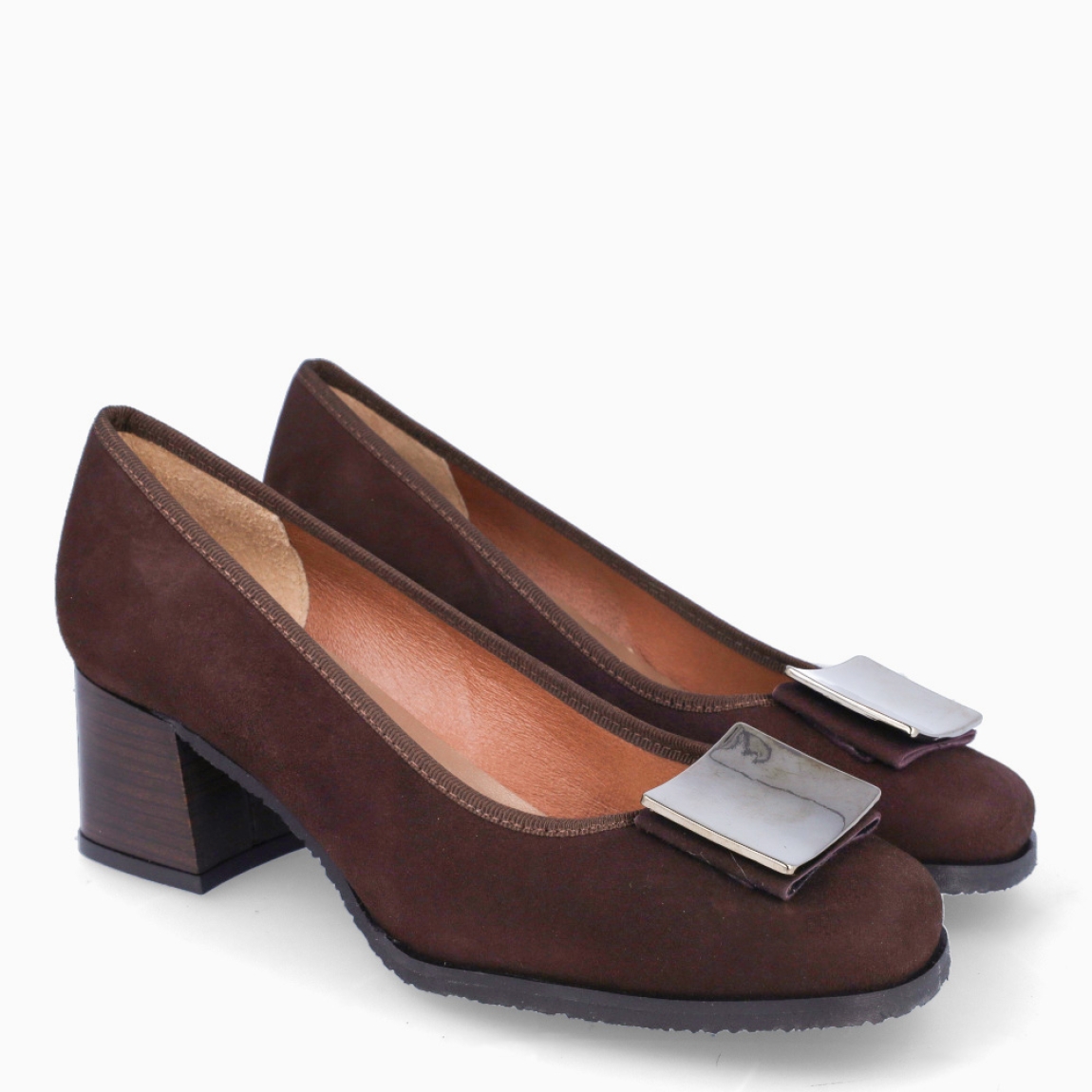 Salones de la marca Munne, modelo ALTEA. Exterior en ante color marron oscuro con adorno metal en la pala. Interior en piel color nude. Suela con tacon de 4cm de altura. Estos salones Munne ALTEA son unos clasicos, ideales para elevar tus looks!