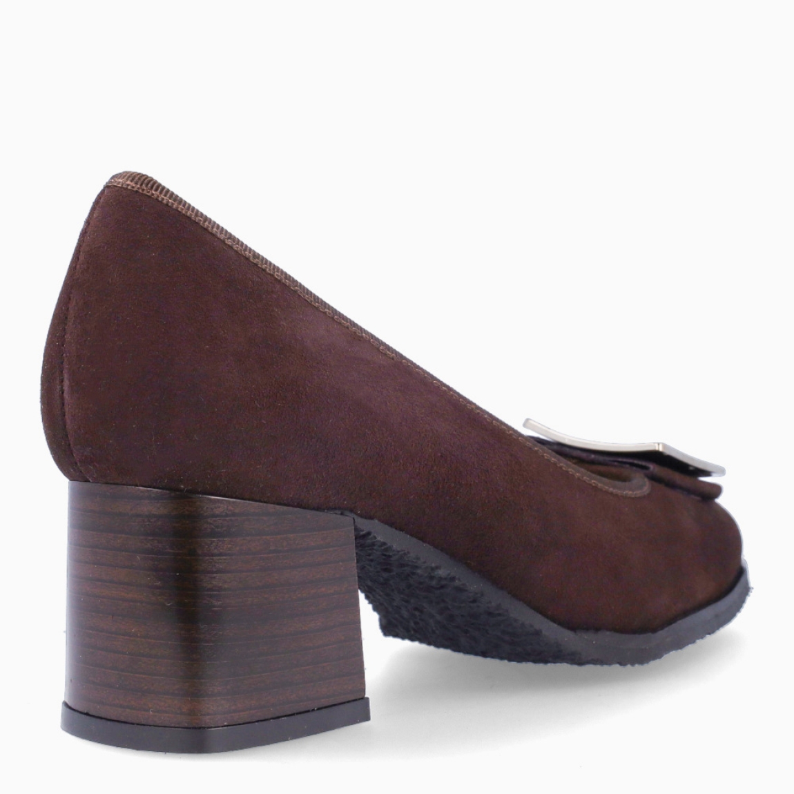 Salones de la marca Munne, modelo ALTEA. Exterior en ante color marron oscuro con adorno metal en la pala. Interior en piel color nude. Suela con tacon de 4cm de altura. Estos salones Munne ALTEA son unos clasicos, ideales para elevar tus looks!