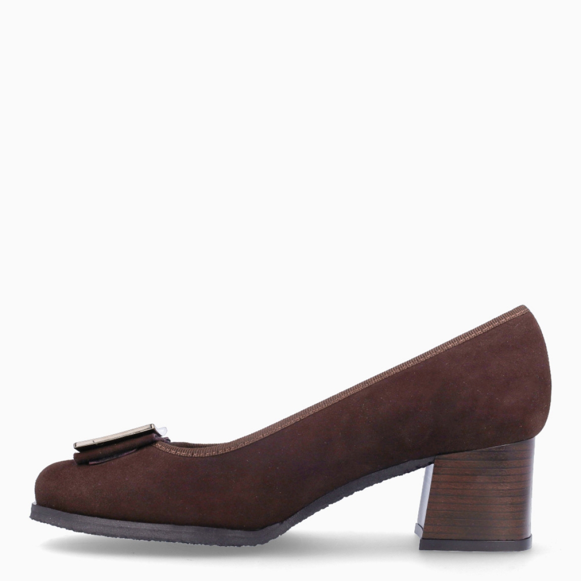 Salones de la marca Munne, modelo ALTEA. Exterior en ante color marron oscuro con adorno metal en la pala. Interior en piel color nude. Suela con tacon de 4cm de altura. Estos salones Munne ALTEA son unos clasicos, ideales para elevar tus looks!