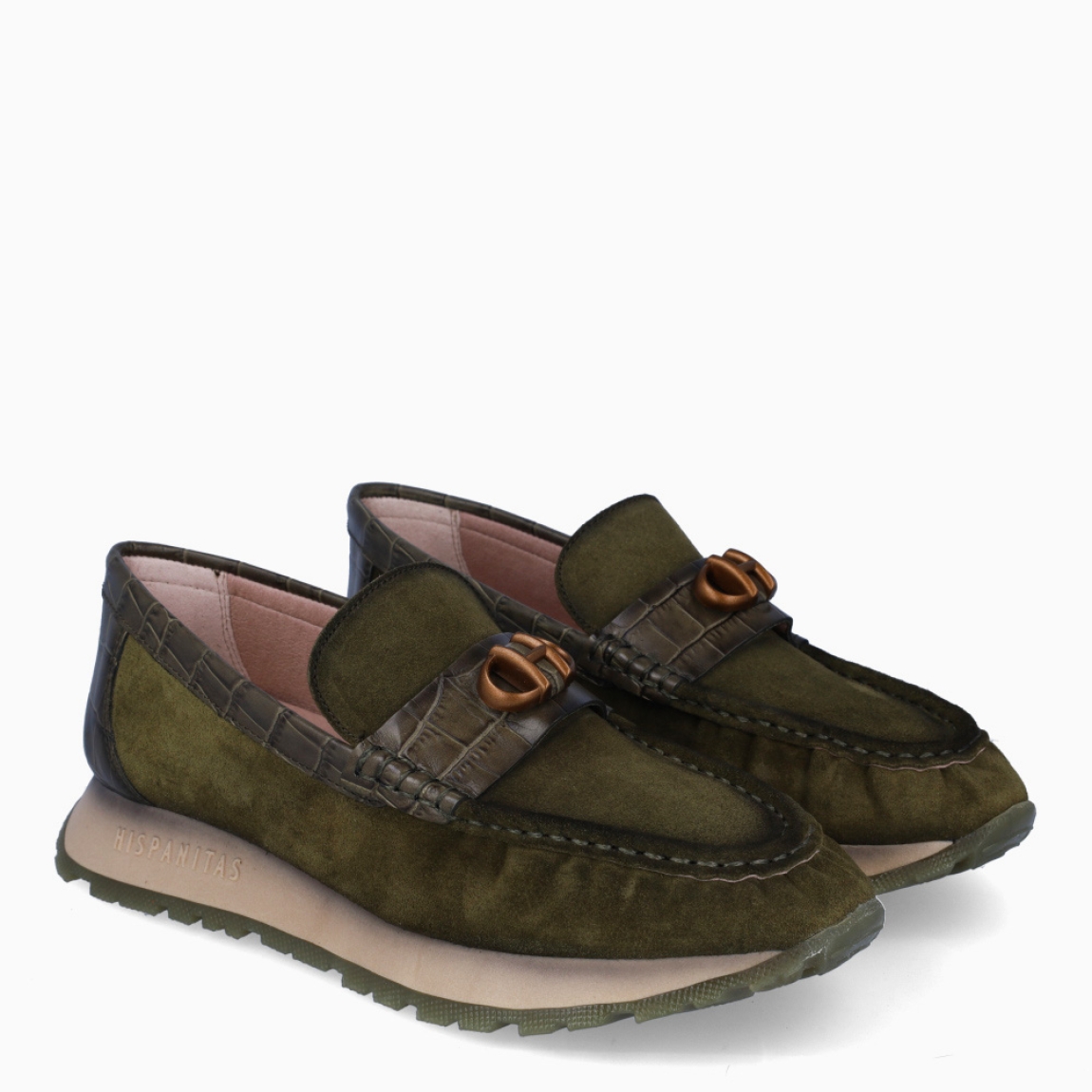 Mocasines de la marca Hispanitas, modelo KANSAS. Exterior en ante color verde con detalle en piel en la pala. Interior en piel color nude con plantilla acolchada y extraíble para máxima comodidad. Mocasines con suela de goma con 3cm de cuña y talón coco. Estos mocasines Hispanitas KANSAS son ideales para esta temporada!