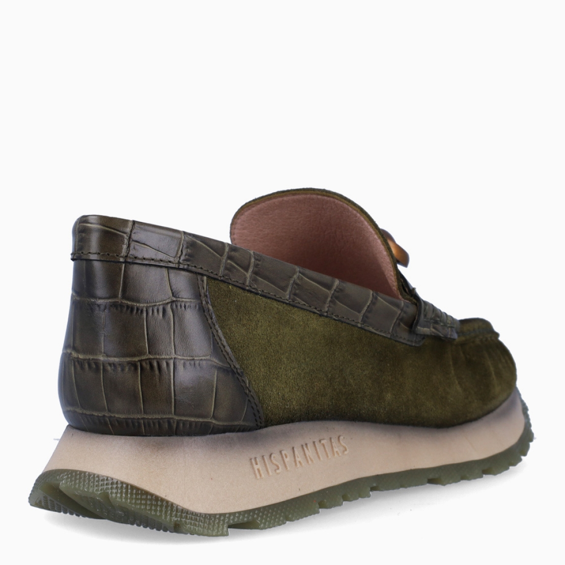 Mocasines de la marca Hispanitas, modelo KANSAS. Exterior en ante color verde con detalle en piel en la pala. Interior en piel color nude con plantilla acolchada y extraíble para máxima comodidad. Mocasines con suela de goma con 3cm de cuña y talón coco. Estos mocasines Hispanitas KANSAS son ideales para esta temporada!