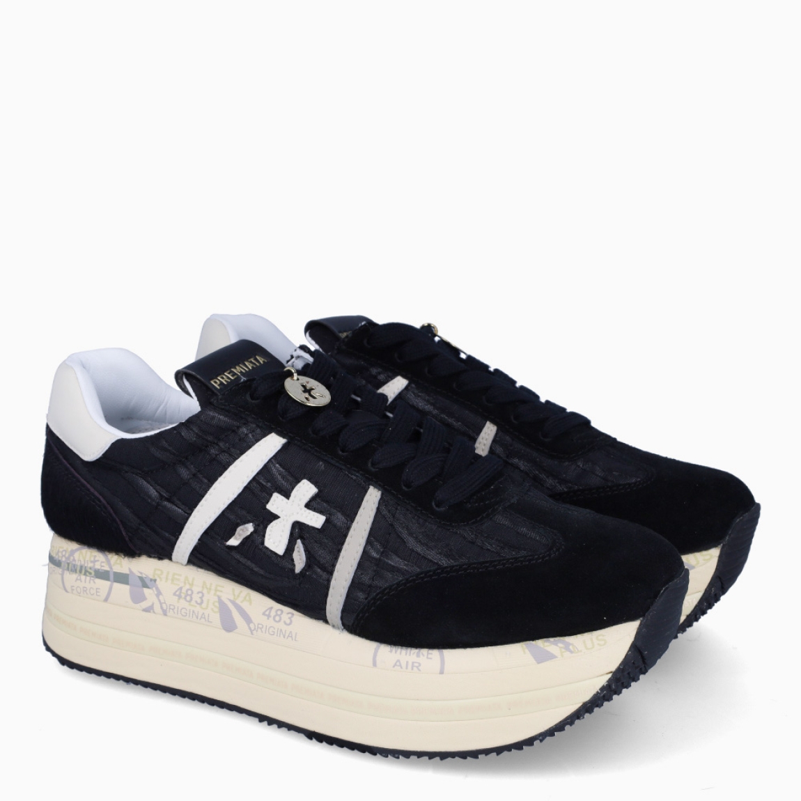 Deportiva de la marca Premiata, modelo BETH. Exterior de la deportiva en ante color negro con detalle de logo en blanco. Interior de la deportiva de piel de color blanco. Cierre de la deportiva con cordones negros. Deportiva con suela de goma, con 5 cm de plataforma. Deportiva con plantilla acolchada para garantizar la máxima comodidad en cada paso. La deportiva de Premiata modelo BETH es una deportiva muy cómoda para el día a día con la que seguro que marcarás estilo y tendencia.