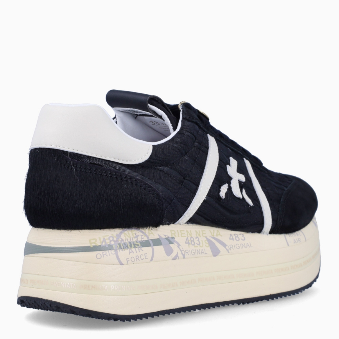 Deportiva de la marca Premiata, modelo BETH. Exterior de la deportiva en ante color negro con detalle de logo en blanco. Interior de la deportiva de piel de color blanco. Cierre de la deportiva con cordones negros. Deportiva con suela de goma, con 5 cm de plataforma. Deportiva con plantilla acolchada para garantizar la máxima comodidad en cada paso. La deportiva de Premiata modelo BETH es una deportiva muy cómoda para el día a día con la que seguro que marcarás estilo y tendencia.
