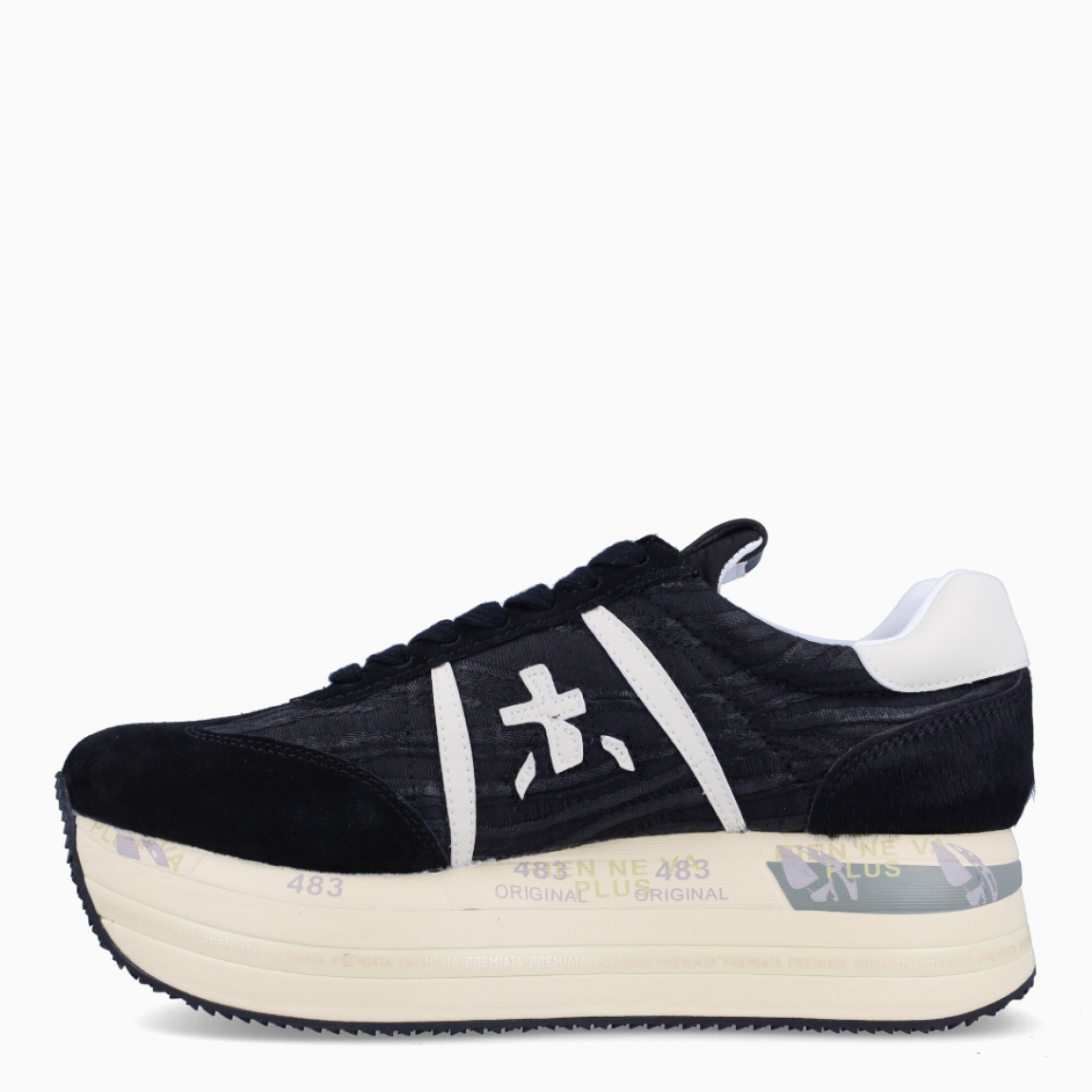 Deportiva de la marca Premiata, modelo BETH. Exterior de la deportiva en ante color negro con detalle de logo en blanco. Interior de la deportiva de piel de color blanco. Cierre de la deportiva con cordones negros. Deportiva con suela de goma, con 5 cm de plataforma. Deportiva con plantilla acolchada para garantizar la máxima comodidad en cada paso. La deportiva de Premiata modelo BETH es una deportiva muy cómoda para el día a día con la que seguro que marcarás estilo y tendencia.