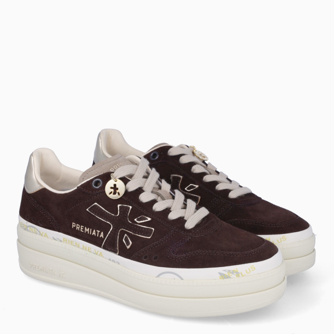 Deportiivas de la marca Premiata, modelo MICOL. Exterior de la deportivas en ante color marron con detalle de logo. Interior en piel color blanco. Cierre de las deportivas Premiata con cordones beig. Deportivas con plataforma de 4cm de altura con detalle de estampado. Estas deportivas Premiata MICOL son la combinación perfecte entre lo clásico, cómodo y original. Será tu complemento perfecto para esta temporada!