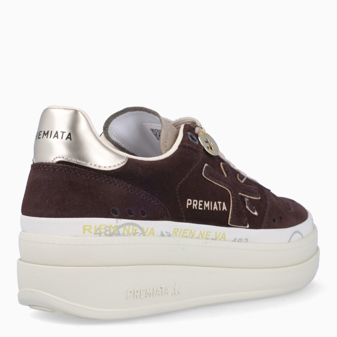Deportiivas de la marca Premiata, modelo MICOL. Exterior de la deportivas en ante color marron con detalle de logo. Interior en piel color blanco. Cierre de las deportivas Premiata con cordones beig. Deportivas con plataforma de 4cm de altura con detalle de estampado. Estas deportivas Premiata MICOL son la combinación perfecte entre lo clásico, cómodo y original. Será tu complemento perfecto para esta temporada!