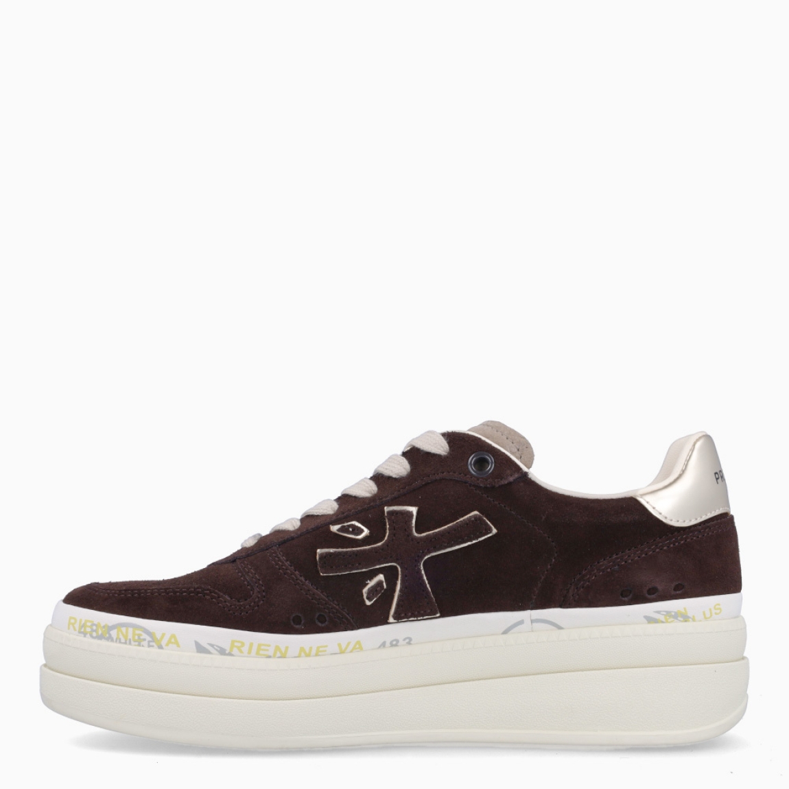 Deportiivas de la marca Premiata, modelo MICOL. Exterior de la deportivas en ante color marron con detalle de logo. Interior en piel color blanco. Cierre de las deportivas Premiata con cordones beig. Deportivas con plataforma de 4cm de altura con detalle de estampado. Estas deportivas Premiata MICOL son la combinación perfecte entre lo clásico, cómodo y original. Será tu complemento perfecto para esta temporada!