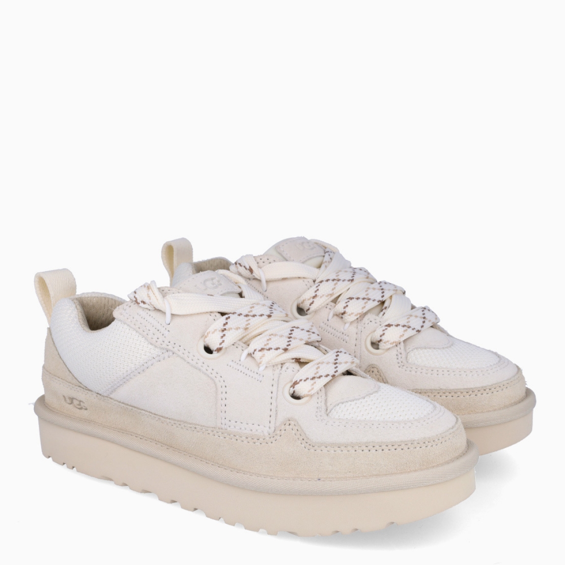 Deportivas LO LOWMEL de la marca UGG en color JASMINE. Exterior combina ante con malla de lona balística reciclada en color blanco roto y con logotipo grabado. Forro de malla de poliéster confeccionado en un 55 % de poliéster modificado con carbón vegetal y en un 45 % de poliéster normal. Cierre de las deportivas con sistema de doble cordones planos. Suela de goma EVA de caña de azucar. Estas deportivas UGG LO LOWMEL combinan el aire desenfadado de unas zapatillas, la comodidad de unas sandalias y un carácter muy personal.
