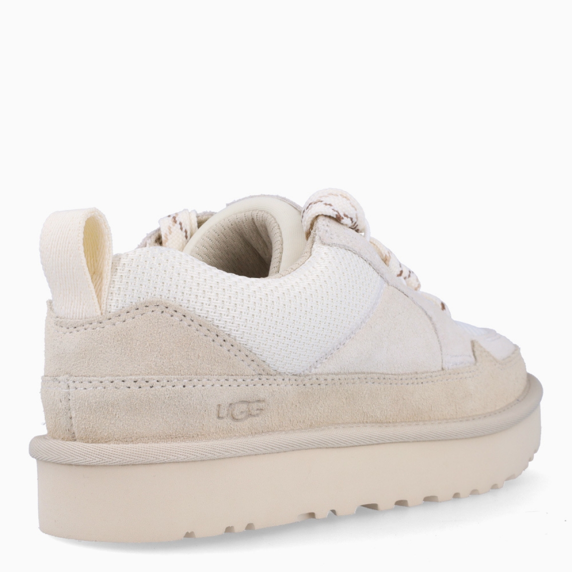 Deportivas LO LOWMEL de la marca UGG en color JASMINE. Exterior combina ante con malla de lona balística reciclada en color blanco roto y con logotipo grabado. Forro de malla de poliéster confeccionado en un 55 % de poliéster modificado con carbón vegetal y en un 45 % de poliéster normal. Cierre de las deportivas con sistema de doble cordones planos. Suela de goma EVA de caña de azucar. Estas deportivas UGG LO LOWMEL combinan el aire desenfadado de unas zapatillas, la comodidad de unas sandalias y un carácter muy personal.