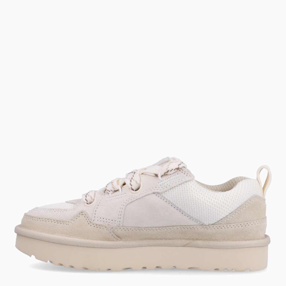 Deportivas LO LOWMEL de la marca UGG en color JASMINE. Exterior combina ante con malla de lona balística reciclada en color blanco roto y con logotipo grabado. Forro de malla de poliéster confeccionado en un 55 % de poliéster modificado con carbón vegetal y en un 45 % de poliéster normal. Cierre de las deportivas con sistema de doble cordones planos. Suela de goma EVA de caña de azucar. Estas deportivas UGG LO LOWMEL combinan el aire desenfadado de unas zapatillas, la comodidad de unas sandalias y un carácter muy personal.