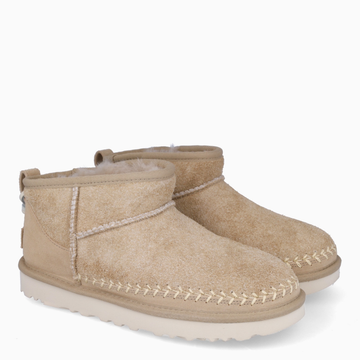 Botines de la marca UGG, modelo ULTRA. Exterior en ante color beig con punta redonda. Interior acolchado con pelo. Suela con plataforma de 2cm de altura. Estos botines UGG ULTRA son unos clásico, ideales para esta temporada!