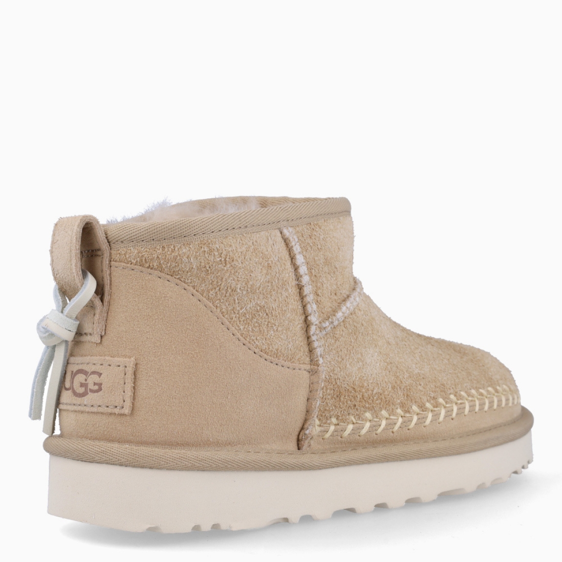 Botines de la marca UGG, modelo ULTRA. Exterior en ante color beig con punta redonda. Interior acolchado con pelo. Suela con plataforma de 2cm de altura. Estos botines UGG ULTRA son unos clásico, ideales para esta temporada!