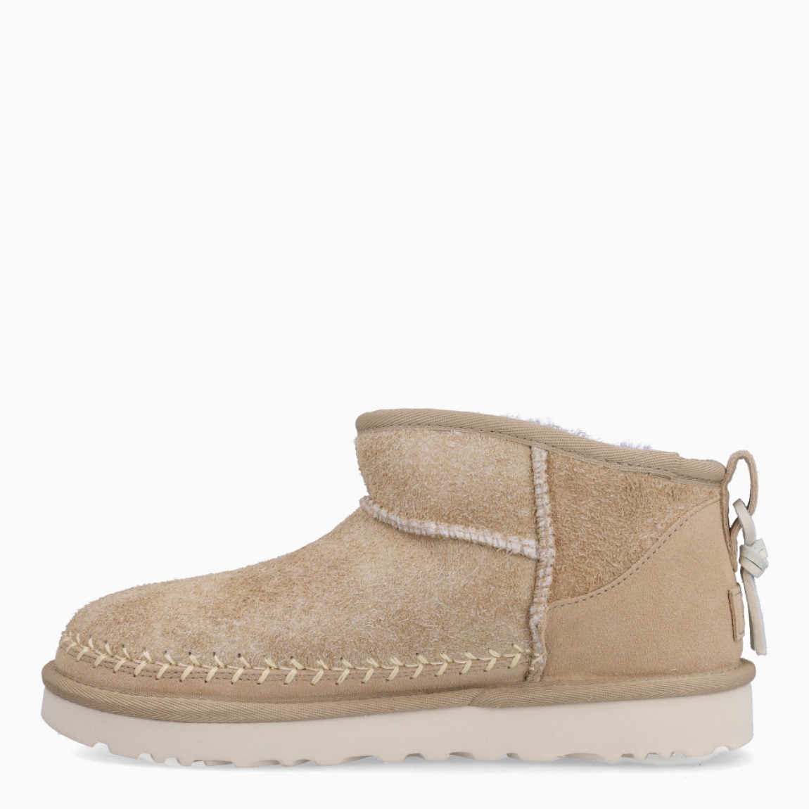 Botines de la marca UGG, modelo ULTRA. Exterior en ante color beig con punta redonda. Interior acolchado con pelo. Suela con plataforma de 2cm de altura. Estos botines UGG ULTRA son unos clásico, ideales para esta temporada!