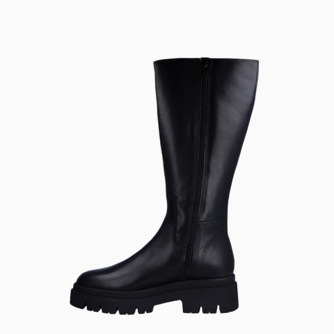 Botas de la marca Tamaris, modelo MAGGO. Exterior en piel color negro con punta redonda. Cierre de botas Tamaris con cremallera y suela dentada con cuña de 4cm de altura. Estas botas Tamaris MAGGO son unas clásicas, ideales para tu fondo de armario.