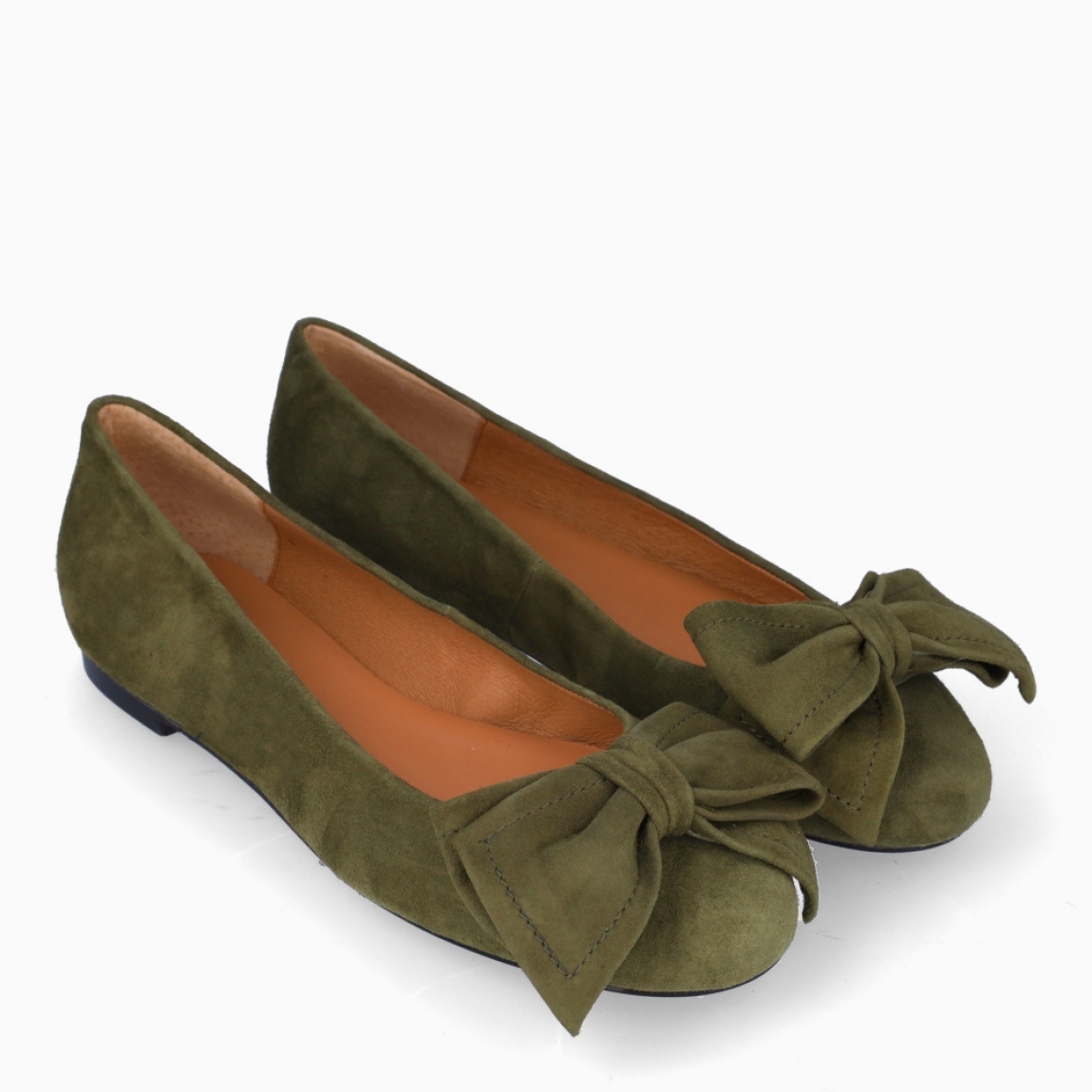 Bailarinas de la marca Olivia Brown, modelo LUPE. Exterior en ante color verde con punta redonda. Bailarinas con detalle de lazo en pala. Interior en piel color nude. Bailarina Olivia Brown LUPE con suela plana de goma. Plantilla muy acolchada para máximo comfort. Ideales tanto para tejanos finos como con faldas y vestidos!