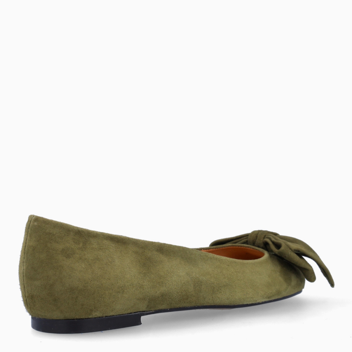 Bailarinas de la marca Olivia Brown, modelo LUPE. Exterior en ante color verde con punta redonda. Bailarinas con detalle de lazo en pala. Interior en piel color nude. Bailarina Olivia Brown LUPE con suela plana de goma. Plantilla muy acolchada para máximo comfort. Ideales tanto para tejanos finos como con faldas y vestidos!