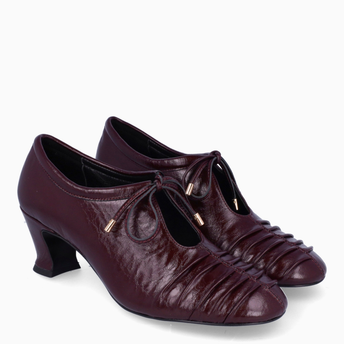 Abotinado de la marca Inés Palliser, modelo ALONDRA. Exterior en piel color granate con punta redonda corrugada y un lazo en pala. Interior en piel color granate. Abotinados con tacón de 5cm. Estos abotinados Inés Palliser ALONDR son ideales para ti!