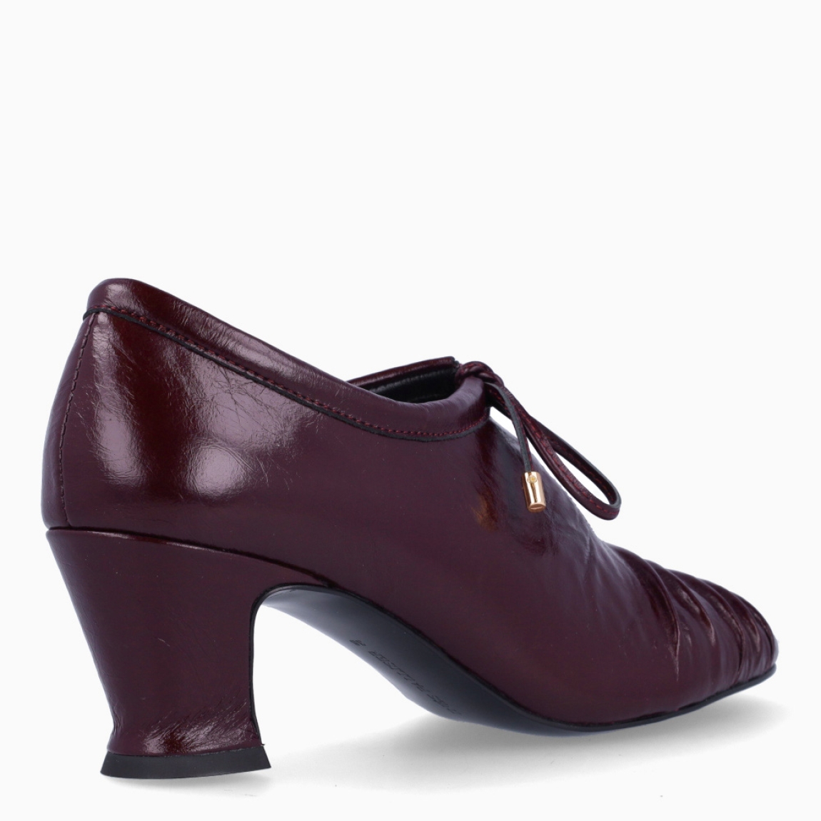 Abotinado de la marca Inés Palliser, modelo ALONDRA. Exterior en piel color granate con punta redonda corrugada y un lazo en pala. Interior en piel color granate. Abotinados con tacón de 5cm. Estos abotinados Inés Palliser ALONDR son ideales para ti!