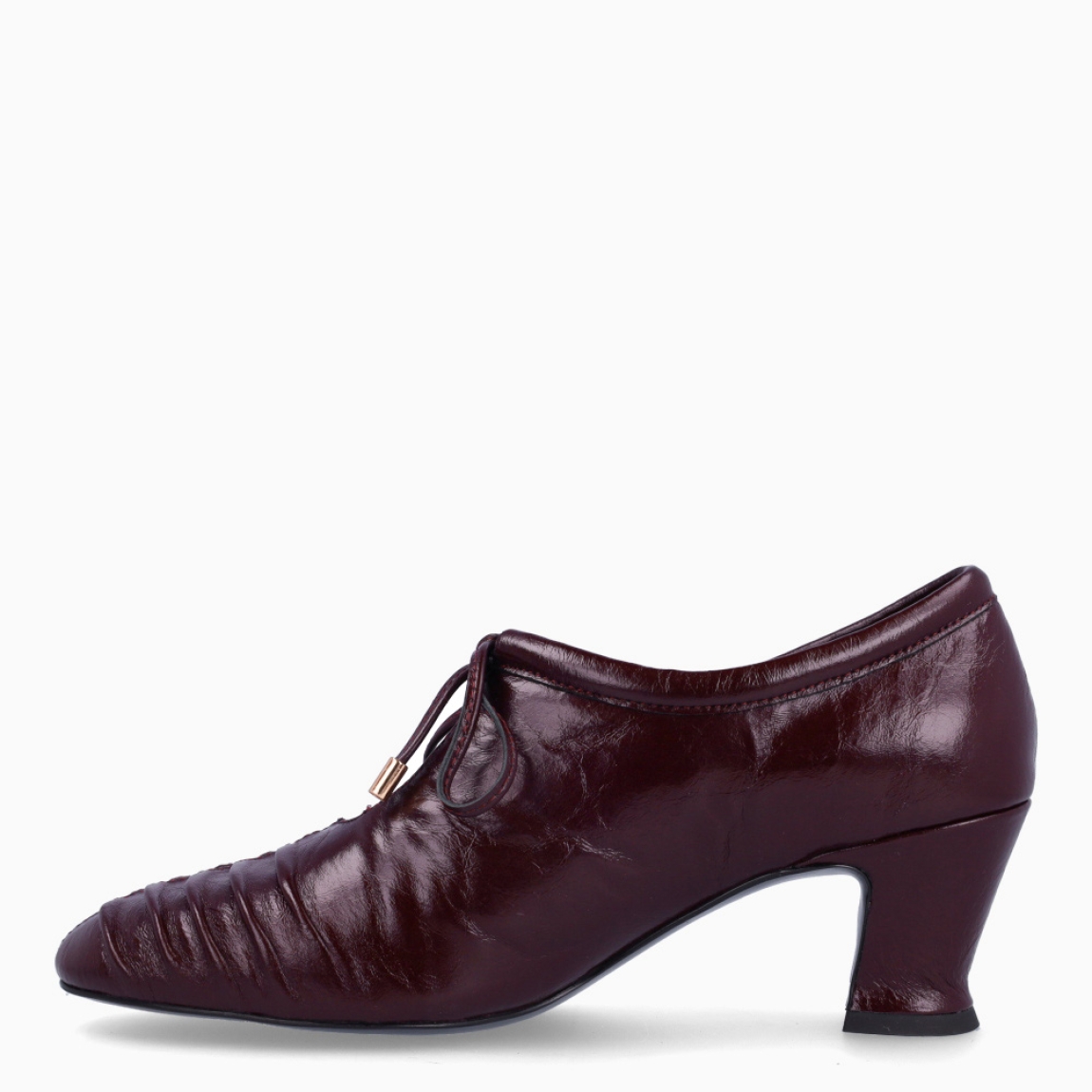 Abotinado de la marca Inés Palliser, modelo ALONDRA. Exterior en piel color granate con punta redonda corrugada y un lazo en pala. Interior en piel color granate. Abotinados con tacón de 5cm. Estos abotinados Inés Palliser ALONDR son ideales para ti!