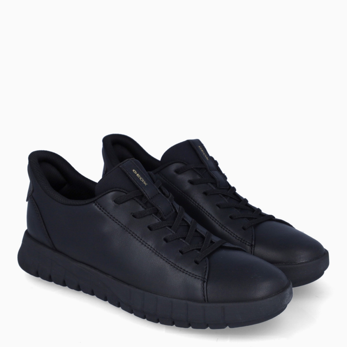 Deportiva clásica de la marca Geox, modelo ERICA. Exterior en piel color negro. Interior en textil de color negro. Cierre con cordones. Suela de goma de 2 cm de plataforma. Plantilla desmontable es práctica e higiénica, garantizando la máxima comodidad. ERICA se propone como una revolución del concepto de deportiva, por su excelente nivel de comodidad y amortiguación. Un modelo de estilo emblemático para quienes aman distinguirse pero no quieren renunciar al confort.
