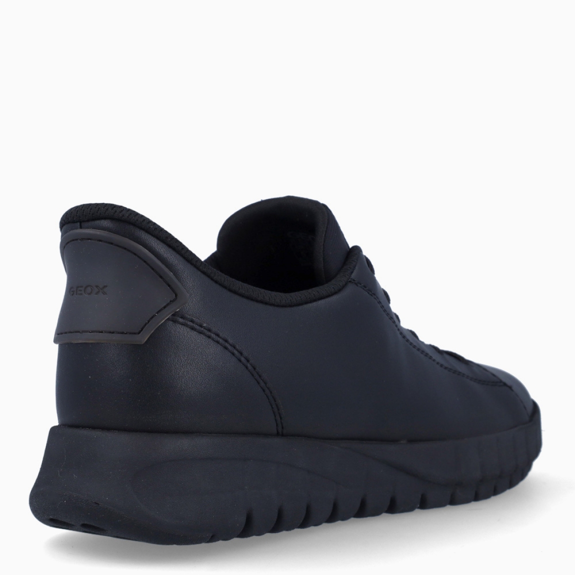 Deportiva clásica de la marca Geox, modelo ERICA. Exterior en piel color negro. Interior en textil de color negro. Cierre con cordones. Suela de goma de 2 cm de plataforma. Plantilla desmontable es práctica e higiénica, garantizando la máxima comodidad. ERICA se propone como una revolución del concepto de deportiva, por su excelente nivel de comodidad y amortiguación. Un modelo de estilo emblemático para quienes aman distinguirse pero no quieren renunciar al confort.