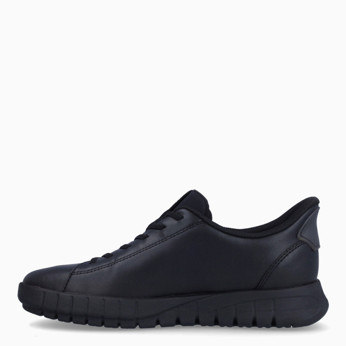 Deportiva clásica de la marca Geox, modelo ERICA. Exterior en piel color negro. Interior en textil de color negro. Cierre con cordones. Suela de goma de 2 cm de plataforma. Plantilla desmontable es práctica e higiénica, garantizando la máxima comodidad. ERICA se propone como una revolución del concepto de deportiva, por su excelente nivel de comodidad y amortiguación. Un modelo de estilo emblemático para quienes aman distinguirse pero no quieren renunciar al confort.