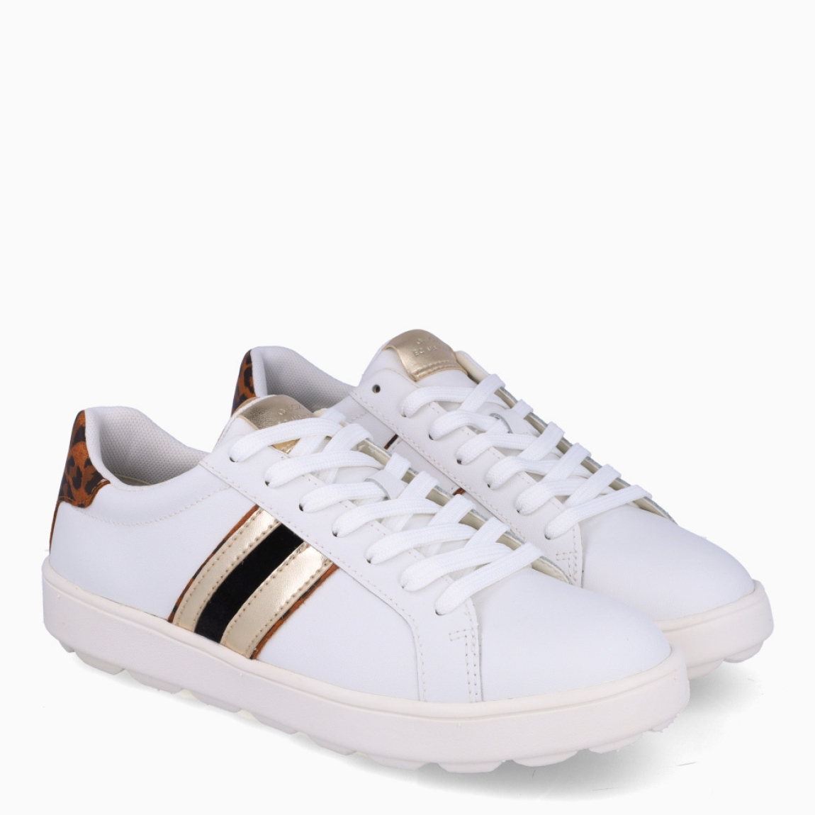 Deportivas de la marca Geox, modelo WEAL. Exterior en piel color blanco con líneas doradas y talón en leopardo. Interior en textil color blanco con plantilla acolchada y extraíble para máxima comodidad. Suela dentada de goma plana. Estas deportivas Geox WEAL son ideales para ti!