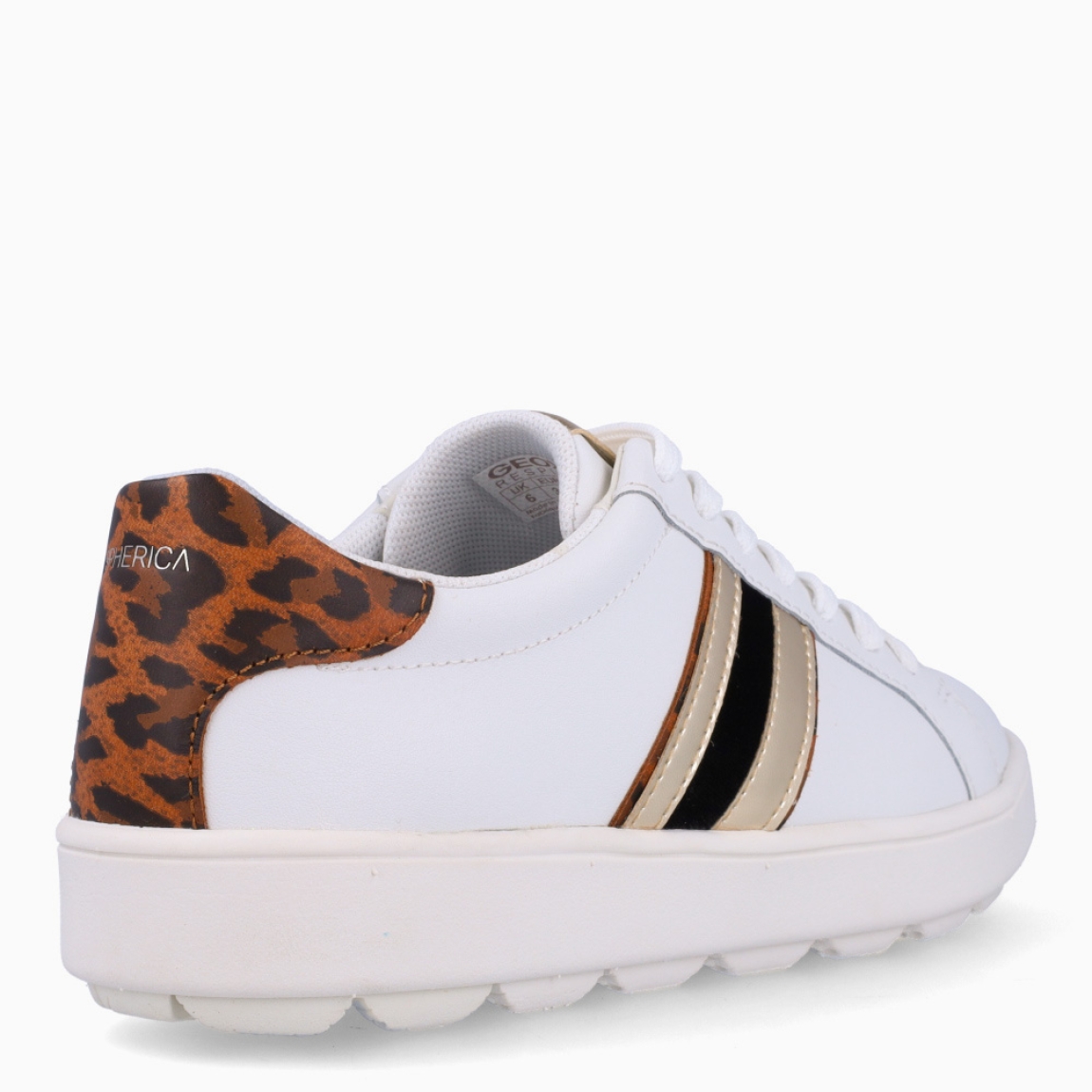 Deportivas de la marca Geox, modelo WEAL. Exterior en piel color blanco con líneas doradas y talón en leopardo. Interior en textil color blanco con plantilla acolchada y extraíble para máxima comodidad. Suela dentada de goma plana. Estas deportivas Geox WEAL son ideales para ti!