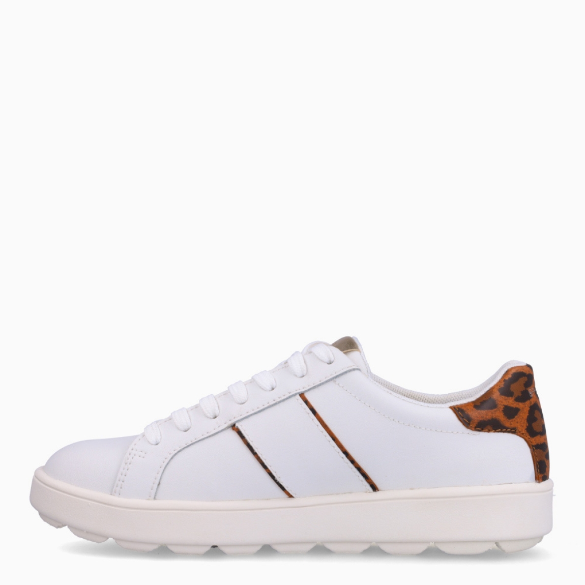 Deportivas de la marca Geox, modelo WEAL. Exterior en piel color blanco con líneas doradas y talón en leopardo. Interior en textil color blanco con plantilla acolchada y extraíble para máxima comodidad. Suela dentada de goma plana. Estas deportivas Geox WEAL son ideales para ti!