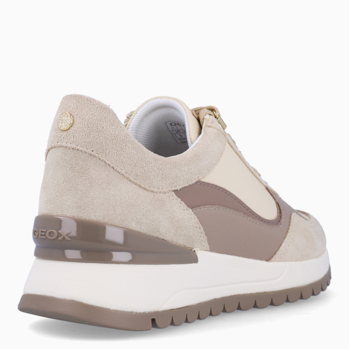 Deportivas de la marca Geox, modelo MILA. Exterior en ante color beig. Interior en textil color beig con plantilla acolchada y extraíble para máxima comodidad. Suela de goma con cuña de 3cm de alto. Estas deportivas Geox MILA son ideales para ti!