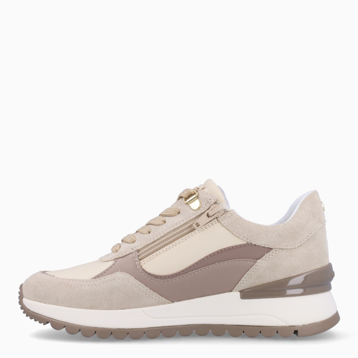 Deportivas de la marca Geox, modelo MILA. Exterior en ante color beig. Interior en textil color beig con plantilla acolchada y extraíble para máxima comodidad. Suela de goma con cuña de 3cm de alto. Estas deportivas Geox MILA son ideales para ti!