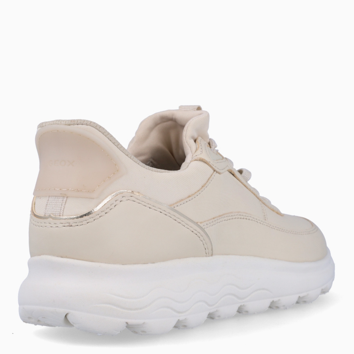 Deportivas de la marca Geox, modelo DAWAL. Exterior en piel color beig. Interior en textil color beig con plantilla acolchada y extraíble para máxima comodidad. Suela dentada de goma con cuña de 3cm de alto. Estas deportivas Geox DAWAL son ideales para ti!