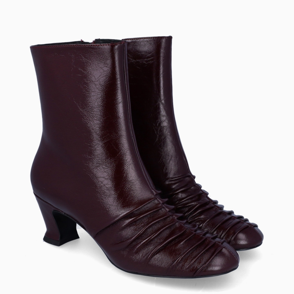 Botines de la marca Ines Palliser, modelo LOANA. Exterior en piel color grante con redonda y efecto corrugado. Botines clásicos con cierre de cremallera y un tacón de 5cm de altura. Estos botines Ines Palliser LOANA son ideales para ti, marcarán estilo, elegancia y seguridad en tus looks!