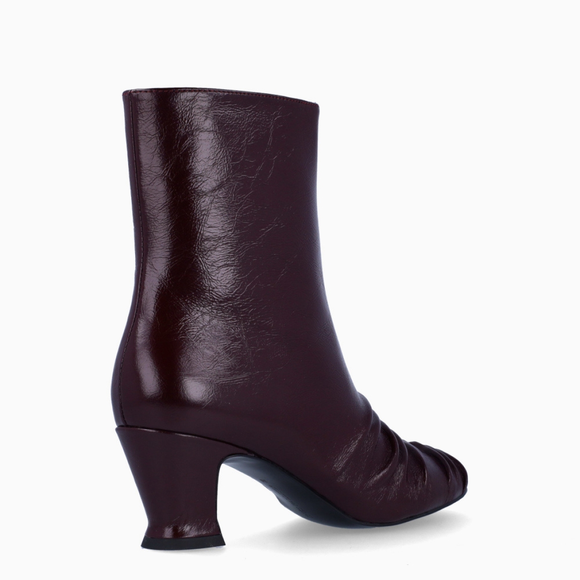 Botines de la marca Ines Palliser, modelo LOANA. Exterior en piel color grante con redonda y efecto corrugado. Botines clásicos con cierre de cremallera y un tacón de 5cm de altura. Estos botines Ines Palliser LOANA son ideales para ti, marcarán estilo, elegancia y seguridad en tus looks!