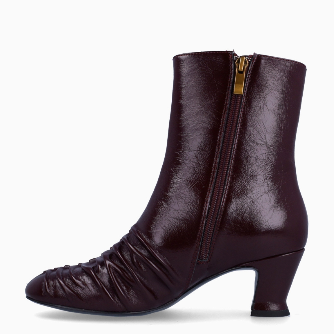 Botines de la marca Ines Palliser, modelo LOANA. Exterior en piel color grante con redonda y efecto corrugado. Botines clásicos con cierre de cremallera y un tacón de 5cm de altura. Estos botines Ines Palliser LOANA son ideales para ti, marcarán estilo, elegancia y seguridad en tus looks!