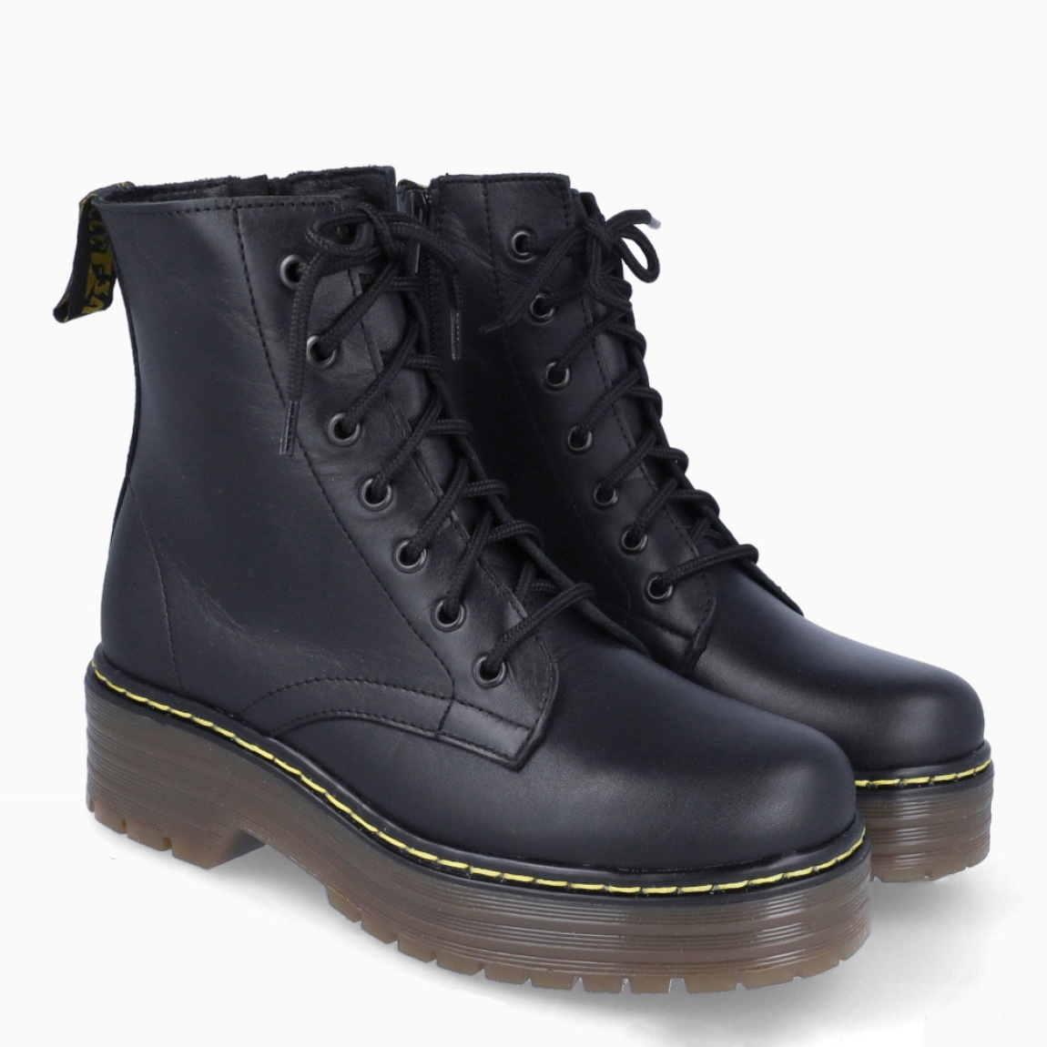 Botines de la marca Nifty, modelo MORELL. Exterior en piel color negro con punta redonda y talón amarillo. Interior en piel color negro con plantilla acolchada y extraíble para máxima comodidad. Cierre con cremallera y cordones en pala. Suela con cuña de 5cm. Estos botines NIfty MORELL son unos clásicos, para tu día a día esta temporada!