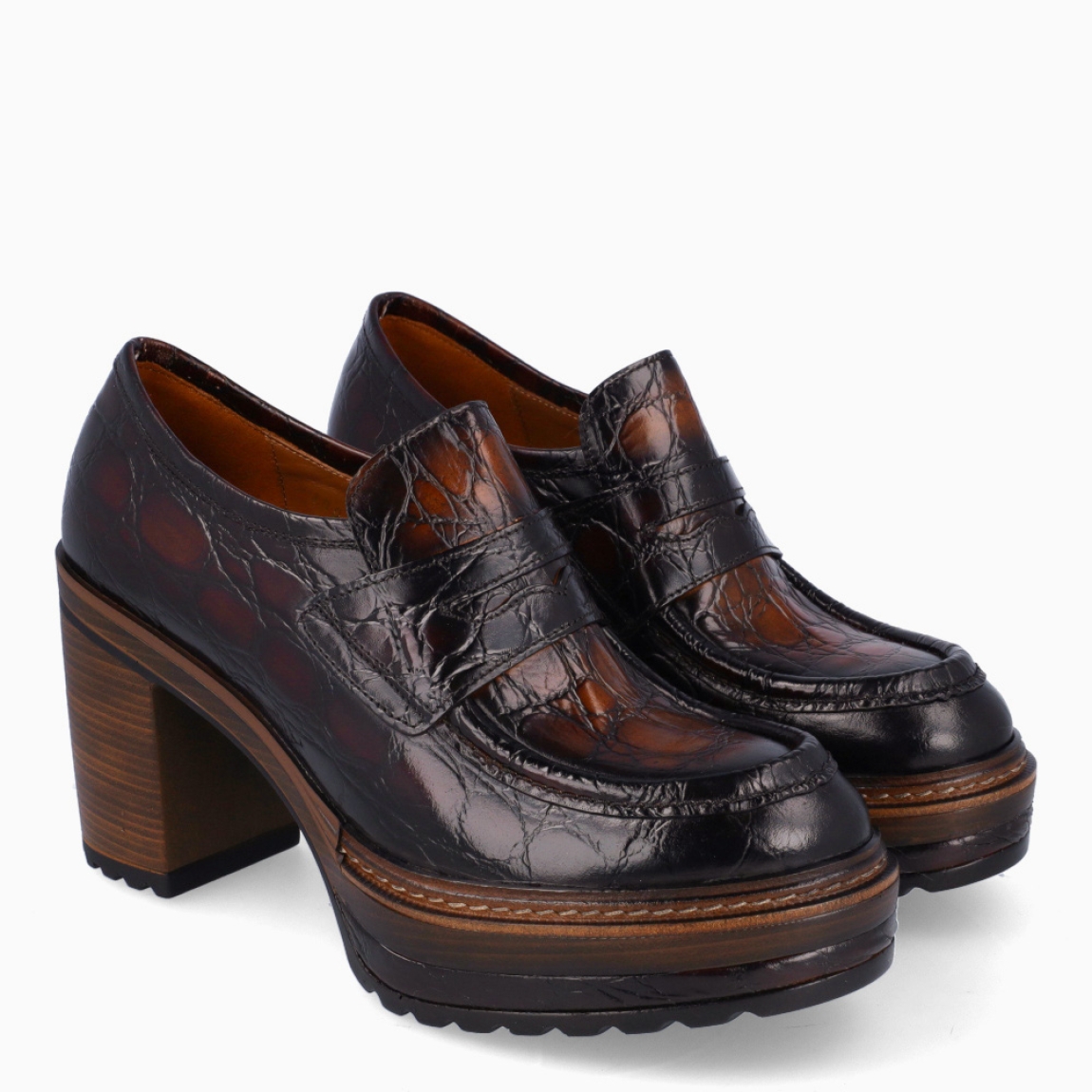 Mocasiines de la marca Pons Quintana, modelo MORAN. Exterior en piel color cuero troquelado con punta redonda. Interior en piel color camel. Mocasines Pons Quintana con tacón de 8cm de altura. Estos mocasines Pons Quinatan MORAN te darán la comodidad que necesitas para tus looks de esta temporada!