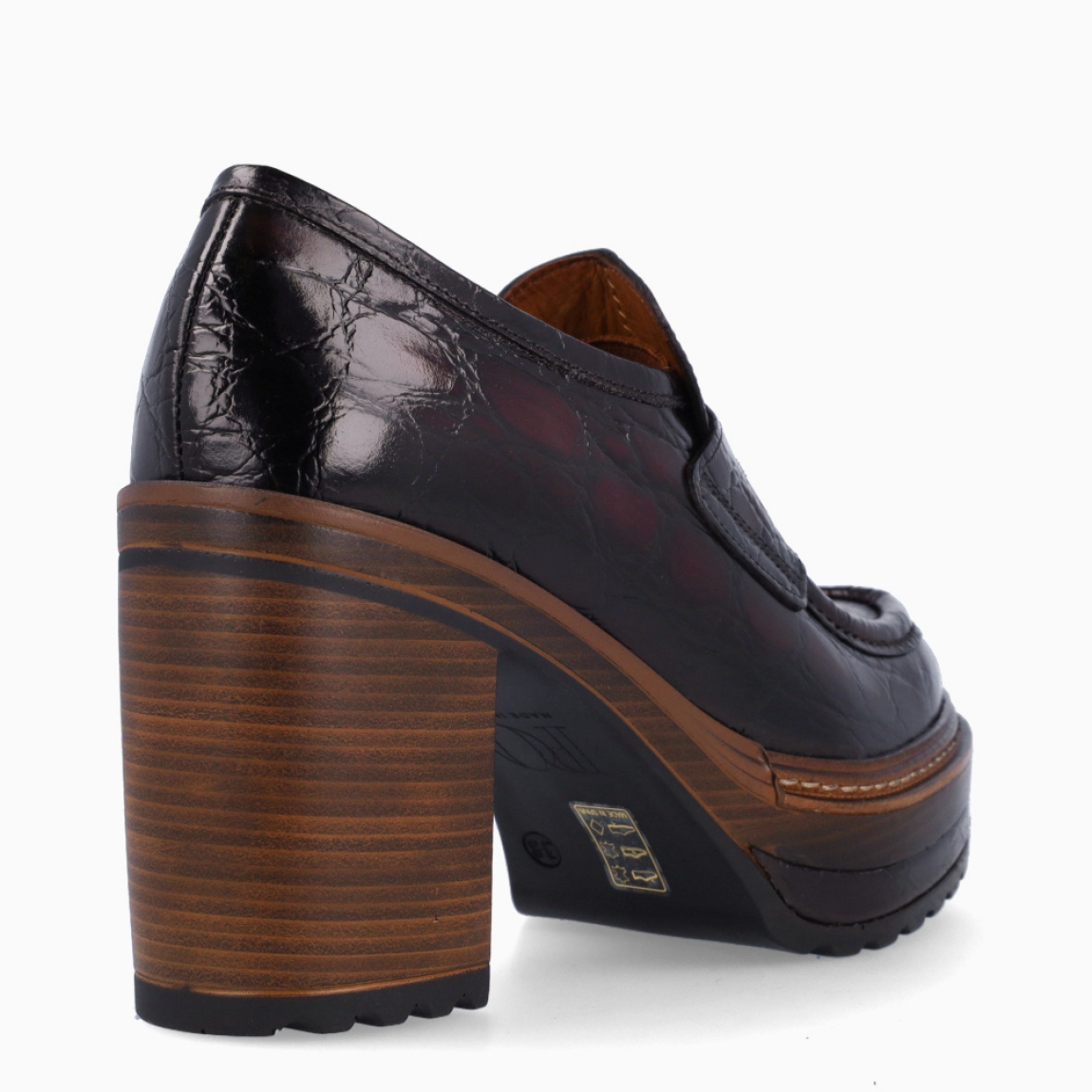 Mocasiines de la marca Pons Quintana, modelo MORAN. Exterior en piel color cuero troquelado con punta redonda. Interior en piel color camel. Mocasines Pons Quintana con tacón de 8cm de altura. Estos mocasines Pons Quinatan MORAN te darán la comodidad que necesitas para tus looks de esta temporada!