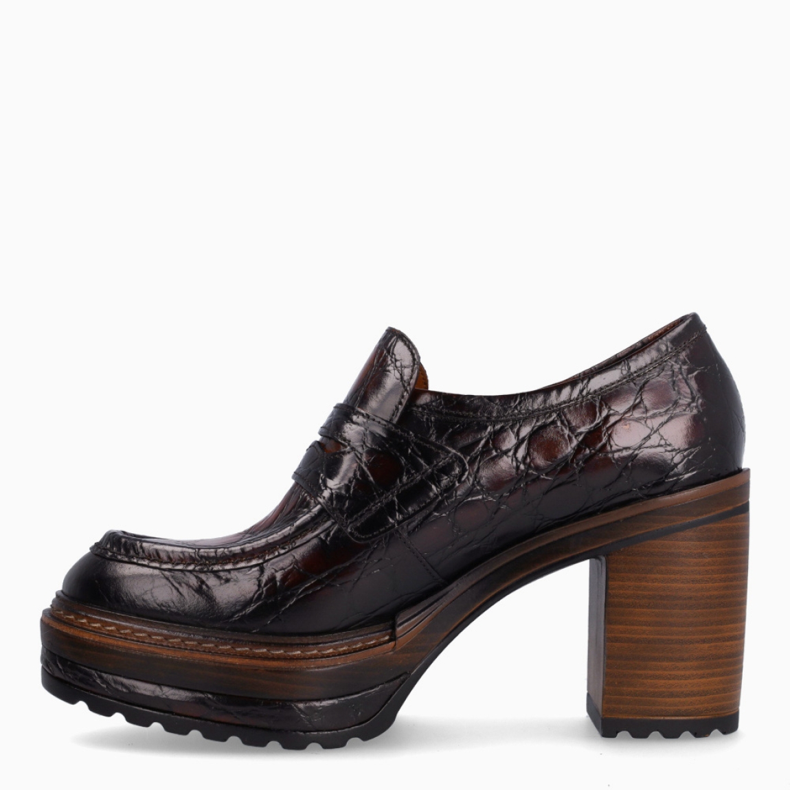 Mocasiines de la marca Pons Quintana, modelo MORAN. Exterior en piel color cuero troquelado con punta redonda. Interior en piel color camel. Mocasines Pons Quintana con tacón de 8cm de altura. Estos mocasines Pons Quinatan MORAN te darán la comodidad que necesitas para tus looks de esta temporada!